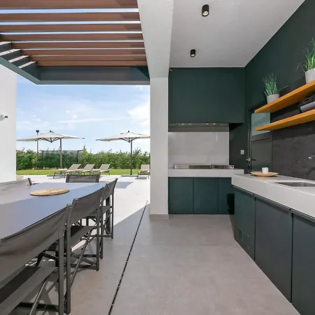 Modern Ruzic With Pool Near Porec *